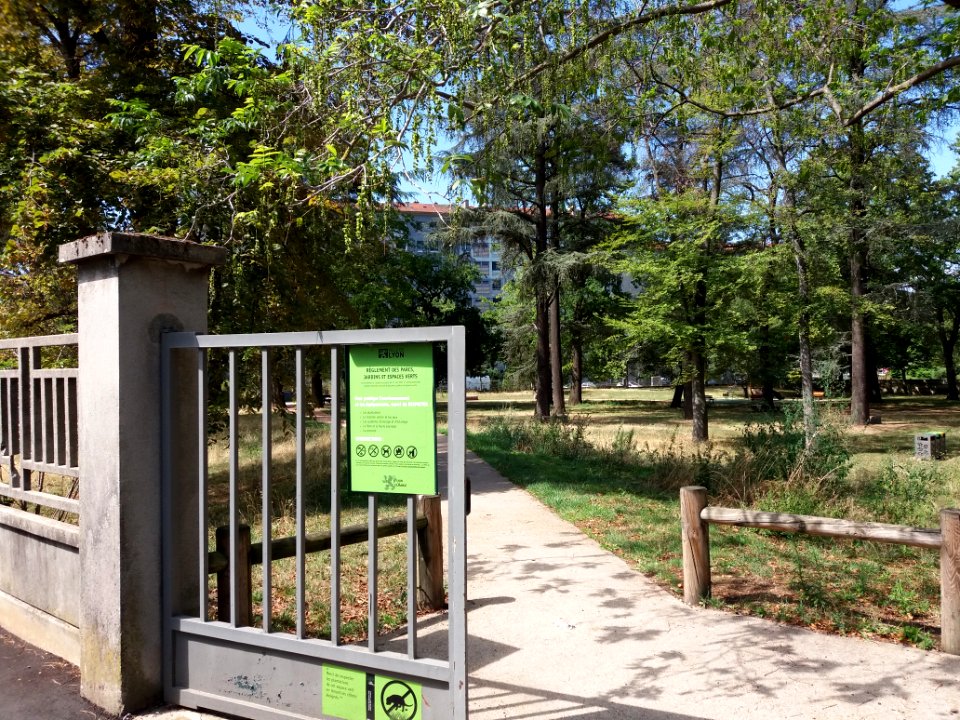 Lyon 8e - Boulevard Pinel, jardin Antoine Perrin, entrée