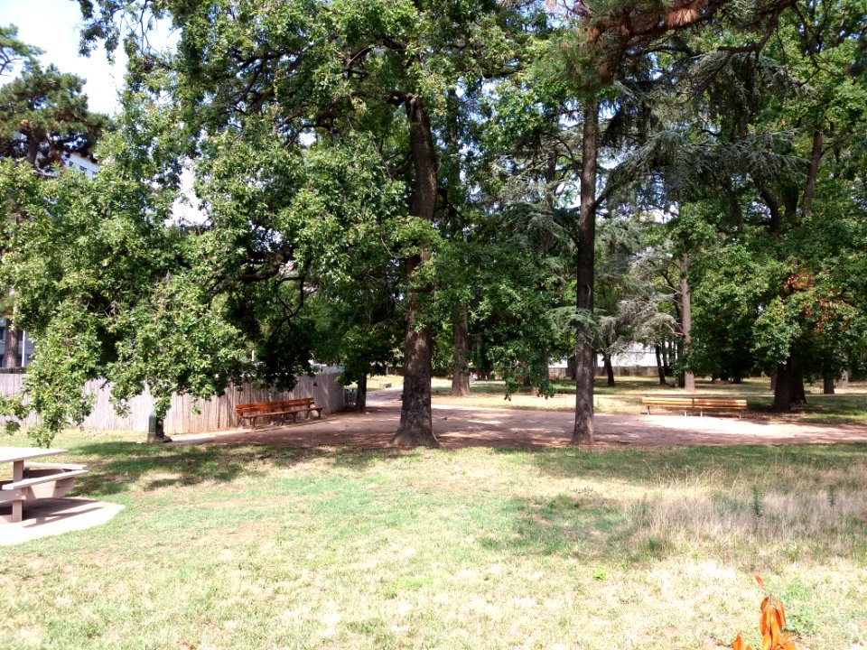Lyon 8e - Boulevard Pinel, jardin Antoine Perrin, depuis le boulevard