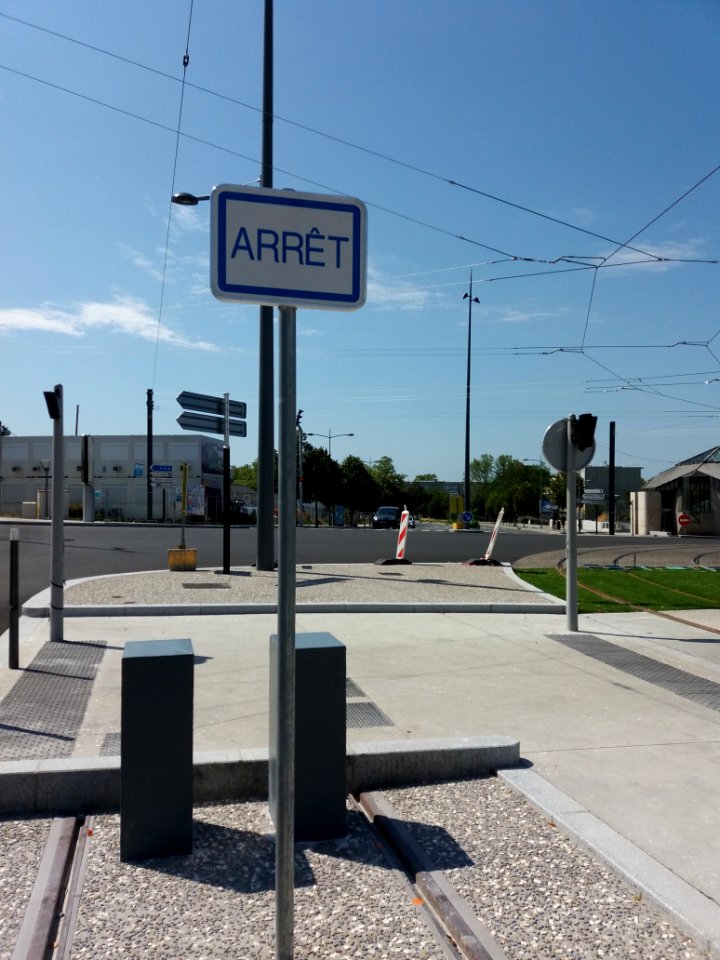 Lyon 8e - Boulevard Pinel, voie d'arrêt du tramway T6, panneau en fin de voie