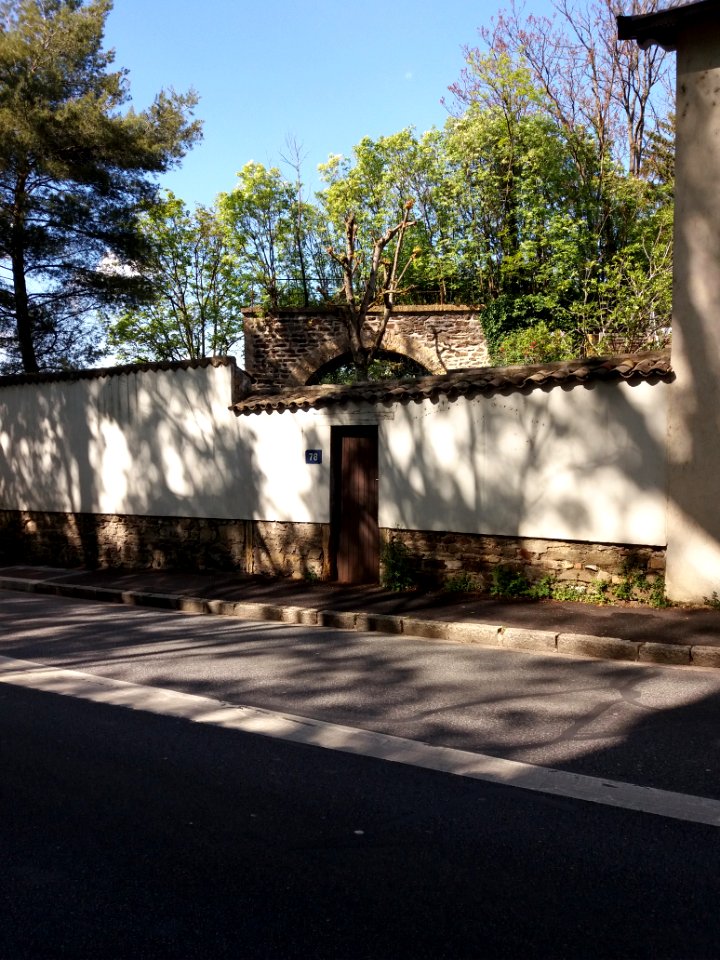 Lyon 9e - Avenue Barthélémy Buyer - Arche de l'ancienne voie de chemin de fer, dans un jardin