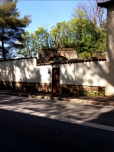 Lyon 9e - Avenue Barthélémy Buyer - Arche de l'ancienne voie de chemin de fer, dans un jardin