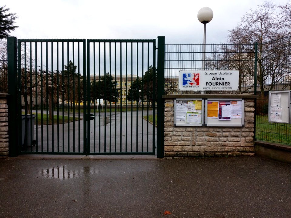 Lyon 8e - Rue Berty Albrecht, portail du groupe scolaire Alain Fournier