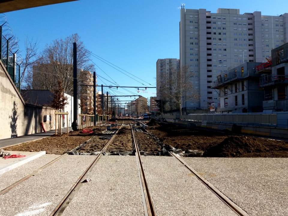 Lyon 8e - Rue Challemel-Lacour, sous le pont de chemin de fer, vue vers le nord, travaux du tramway T6