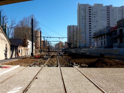 Lyon 8e - Rue Challemel-Lacour, sous le pont de chemin de fer, vue vers le nord, travaux du tramway T6