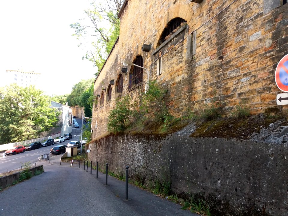 Lyon 9e - Montée de l'Observance - Allée du 80 qui fait le tour du bâtiment nord du fort de Loyasse