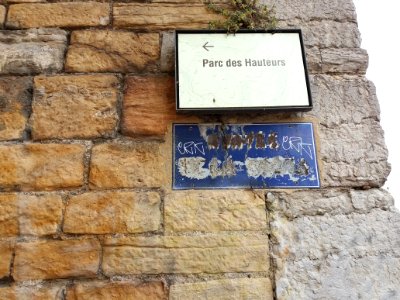 Lyon 9e - Montée de la Sarra - Plaque vandalisée
