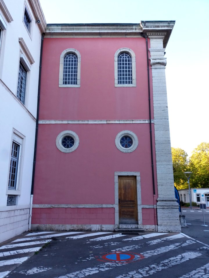 Lyon 8e - Chapelle de l'Hôpital Saint-Jean-de-Dieu, côté de la façade