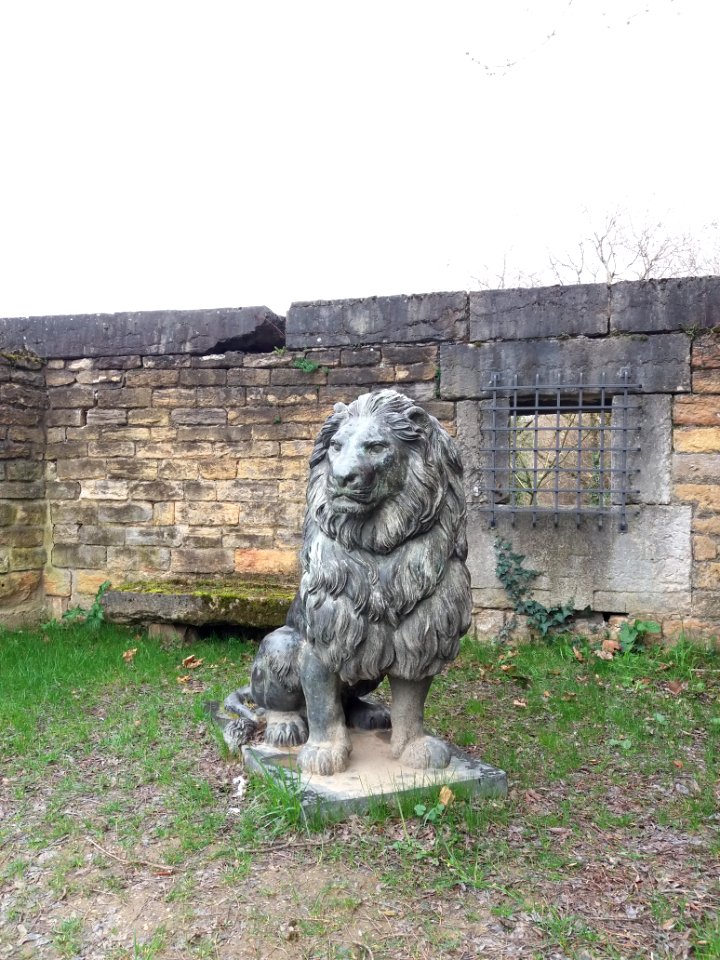 Lyon 9e - Fort de Vaise - Cour belvédère, statue de lion de face