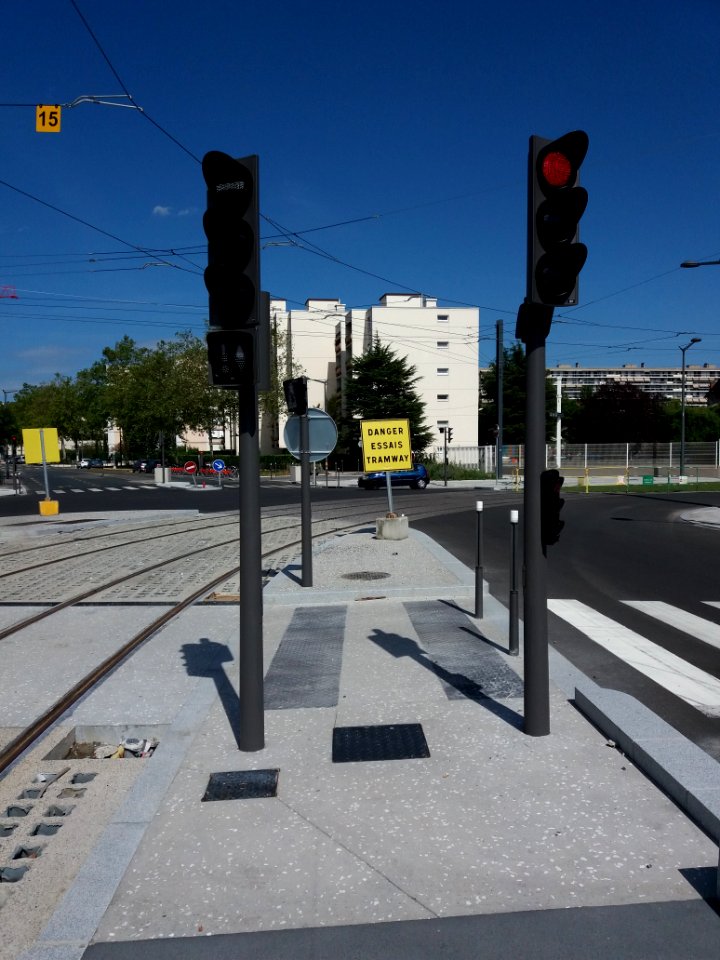 Lyon 8e - Rue Henri Barbusse, à l'intersection de l'avenue Francis de Pressensé, panneaux Danger essais tramway