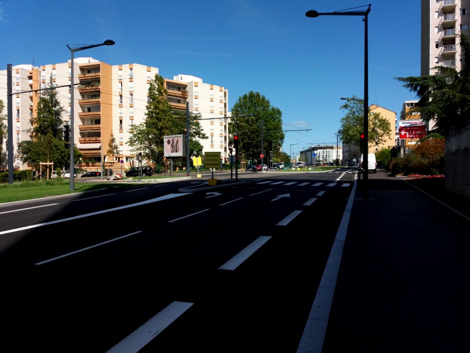 Lyon 8e - Rue Challemel-Lacour, vers l'est, en arrivant rue de Champagneux, panneau Danger essais tramway