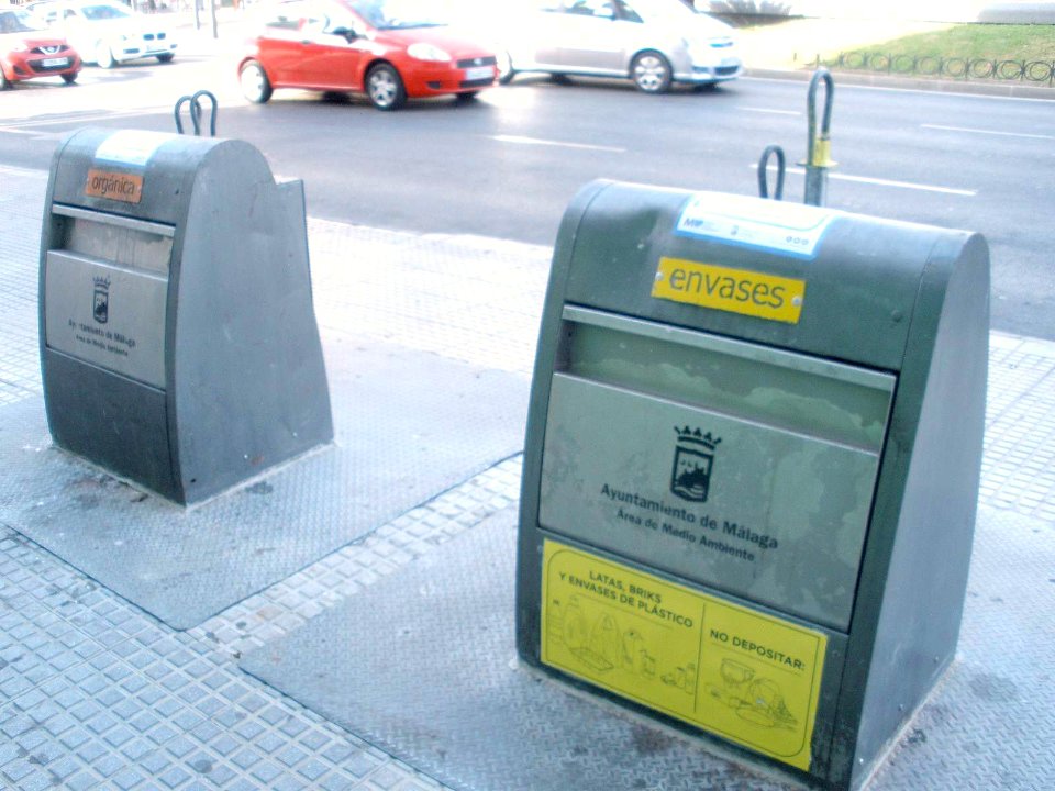 Málaga - contenedores de reciclaje 3