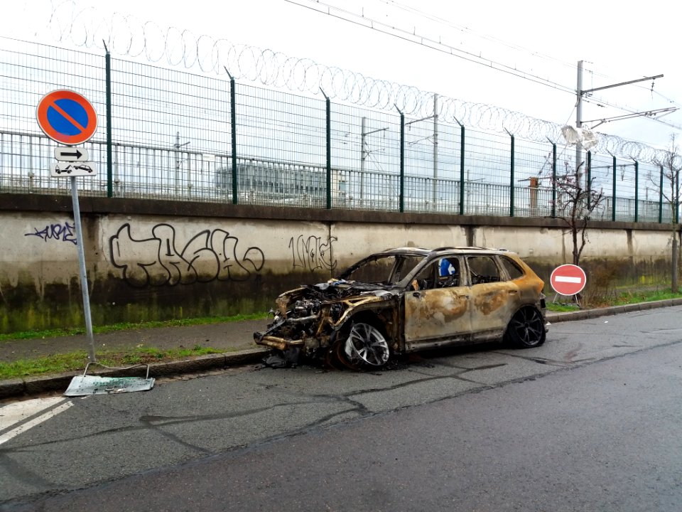 Lyon 8e - Rue de Montagny, voiture brûlée