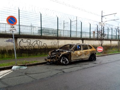Lyon 8e - Rue de Montagny, voiture brûlée