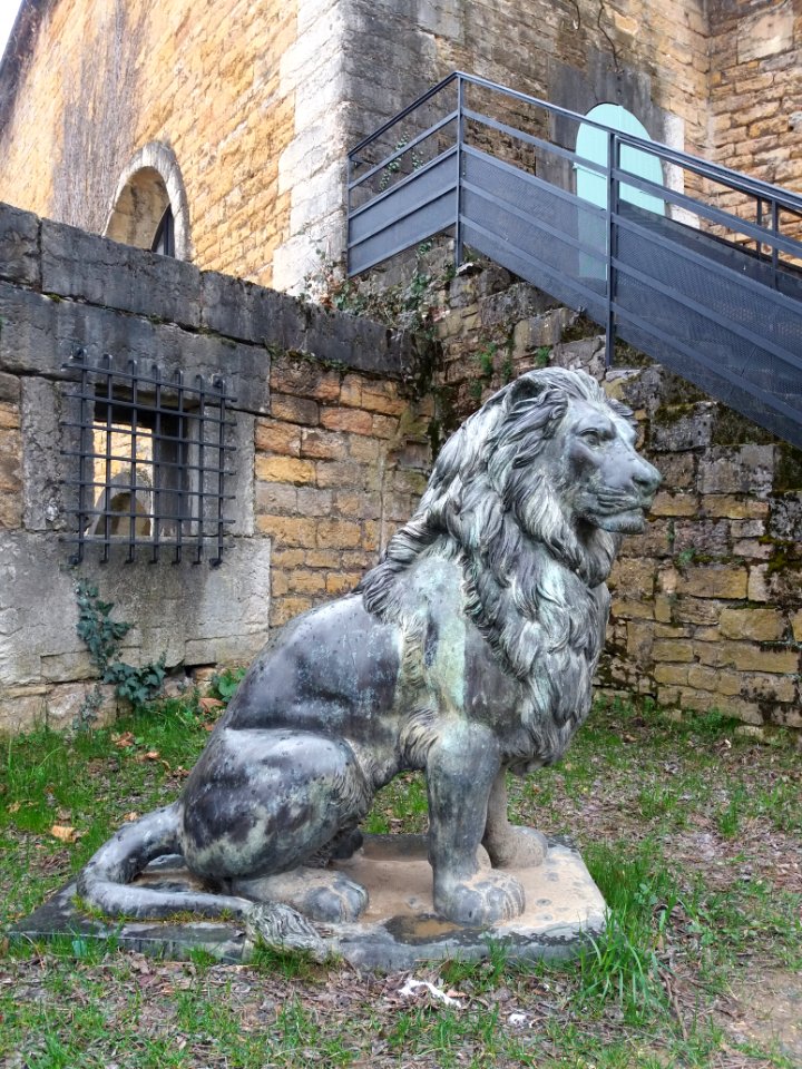 Lyon 9e - Fort de Vaise - Cour belvédère, statue de lion de profil
