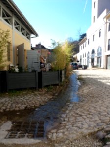 Lyon 9e - Impasse de l'Horloge, ruisseau qui sort par une plaque et entre par une autre