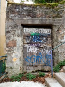Lyon 9e - Montée de la Sarra - Porte avec graffiti