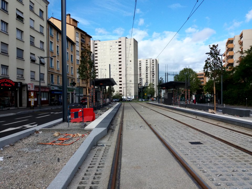 Lyon 8e - Rue Challemel-Lacour, arrêt du tramway T6 - Moulin à vent