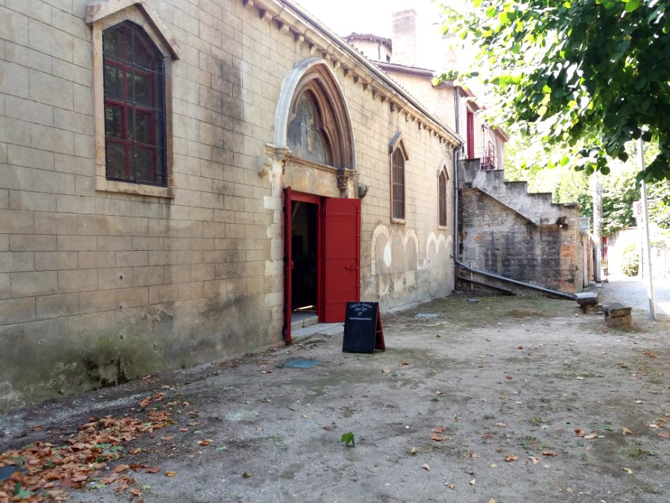 Lyon 9e - Église Notre-Dame Saint-Rambert L'Île Barbe - Entrée avec panneau d'exposition Florence Corbi