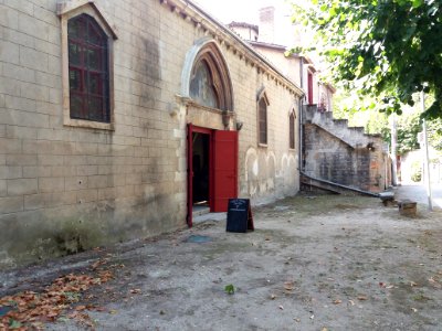 Lyon 9e - Église Notre-Dame Saint-Rambert L'Île Barbe - Entrée avec panneau d'exposition Florence Corbi