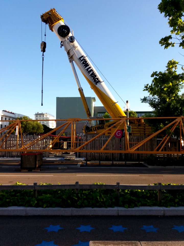Lyon 7e - Rue des Girondins, installation d'une grue sur la place Antoinette Fouque (1)