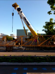 Lyon 7e - Rue des Girondins, installation d'une grue sur la place Antoinette Fouque (1)