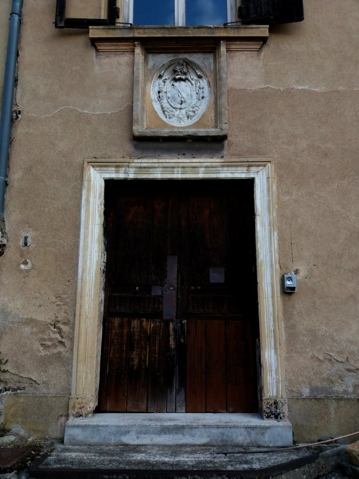 Lyon 9e - L'Île Barbe - Chemin du Bas Port - Le Châtelard - Porte avec blason sculpté