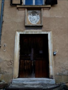Lyon 9e - L'Île Barbe - Chemin du Bas Port - Le Châtelard - Porte avec blason sculpté