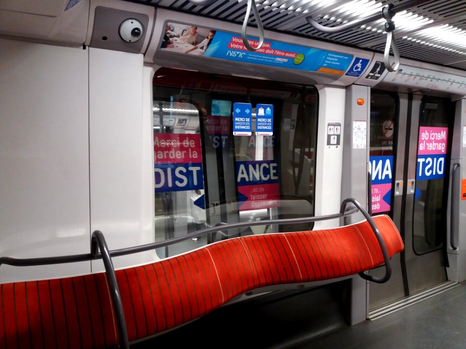 Lyon 9e - Métro ligne D - Station Gorge de Loup - Déconfinement 2020, affiches Merci de garde la distance