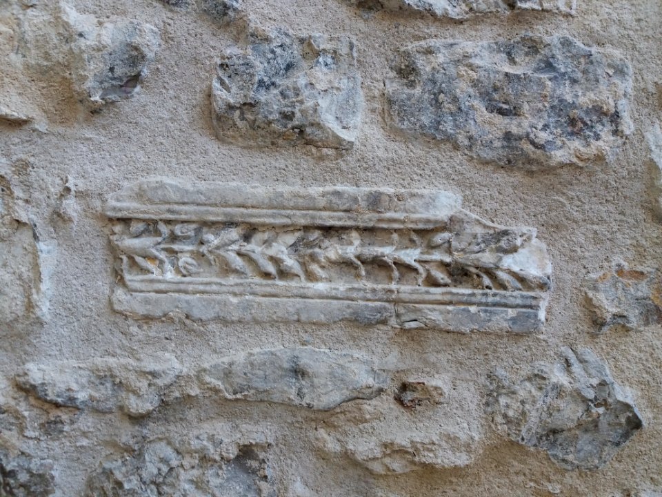 Lyon 9e - Église Notre-Dame Saint-Rambert L'Île Barbe - Ancienne abside - Pierre sculptée incrustée dans le mur