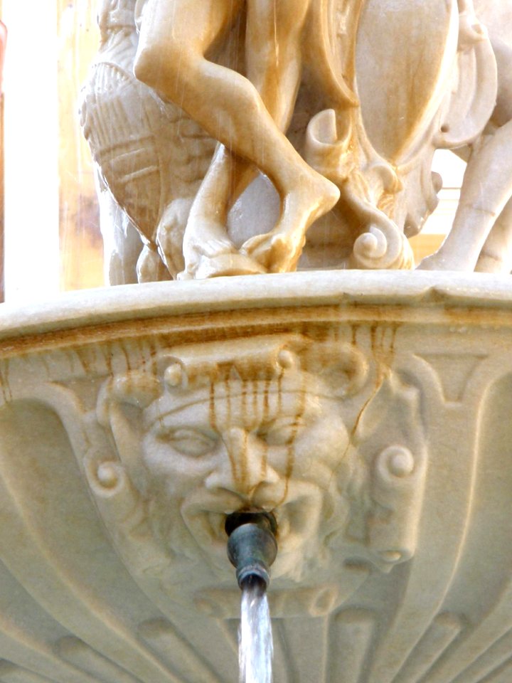 Málaga - Plaza de la Constitución, Fuente de Génova 3