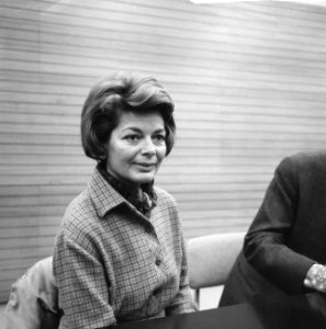 Lys Assia (zangeres) tijdens persconferentie op Schiphol (kop), Bestanddeelnr 917-2032