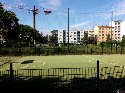 Lyon 8e - Avenue Francis de Pressensé, terrain de sport, avec le jardin partagé en arrière-plan