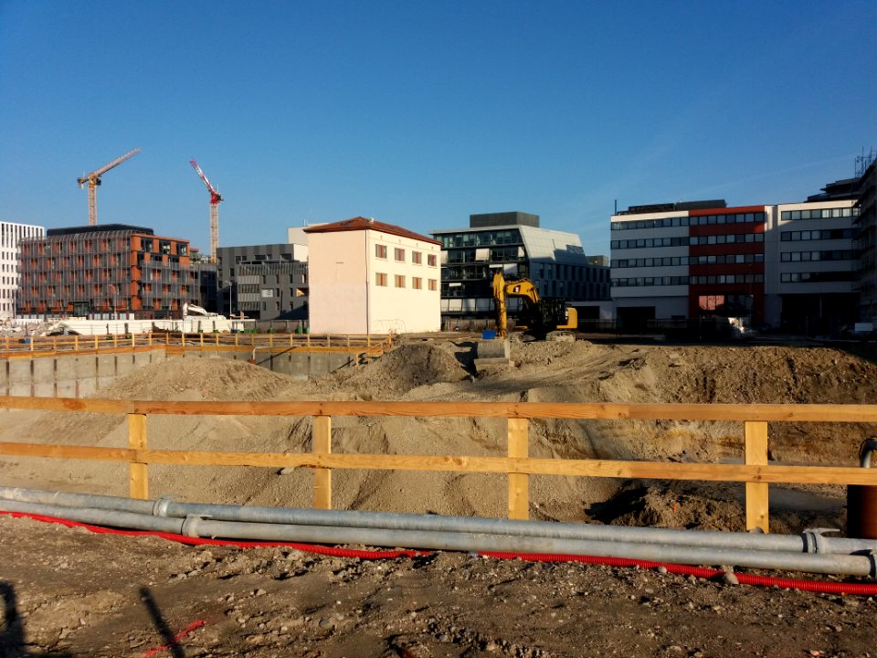 Lyon 7e - ZAC des Girondins, construction d'un nouvel immeuble, place Vaclav Havel, depuis la rue des Girondins