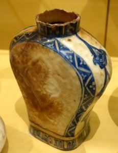 Lyre-shaped bottle (neck missing), Iran, Kirman, late 17th century, underglaze-painted stonepaste - Royal Ontario Museum - DSC04718