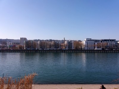Lyon 7e - Vue sur le Rhône et le quartier Confluence, avec une cheminée