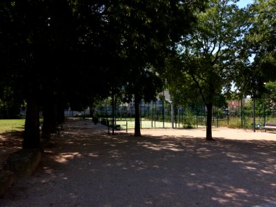 Lyon 8e - Avenue Francis de Pressensé, terrain de sport