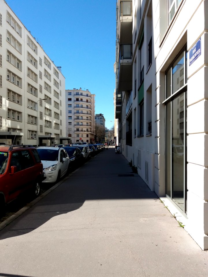 Lyon 7e - Rue Parmentier, côté ouest depuis la rue du Brigadier Voituret