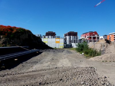Lyon 7e - ZAC des Girondins, terrain vague, vue sur les préfabriqués de l'école Notre-Dame des Anges