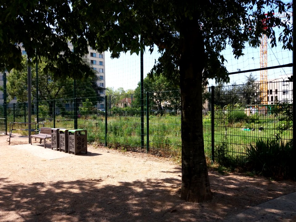 Lyon 8e - Avenue Francis de Pressensé, jardin public, banc et poubelles de tri