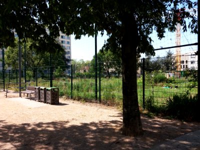 Lyon 8e - Avenue Francis de Pressensé, jardin public, banc et poubelles de tri