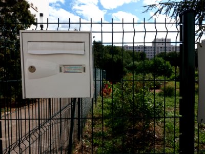 Lyon 8e - Avenue Francis de Pressensé, boîte-aux-lettres devant le jardin partagé