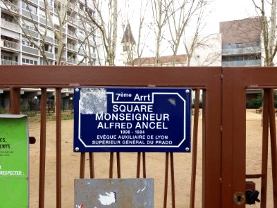 Lyon 7e - Square Monseigneur Alfred Ancel, plaque