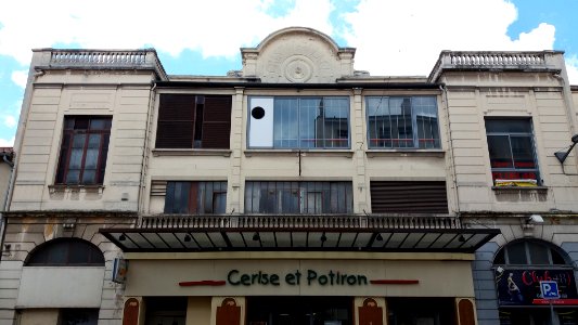 Lyon 8e - Avenue des Frères Lumière - Ancien cinéma Crystal Palace - Haut de la façade