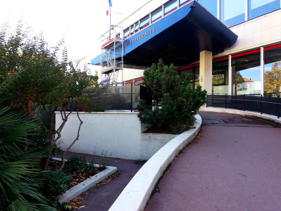 Lyon 8e - Avenue Jean Mermoz - Mairie du 8e, auvent en réfection