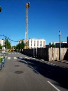 Lyon 7e - Rue des Girondins, installation d'une grue plaque Antoinette Fouque, suite (1)