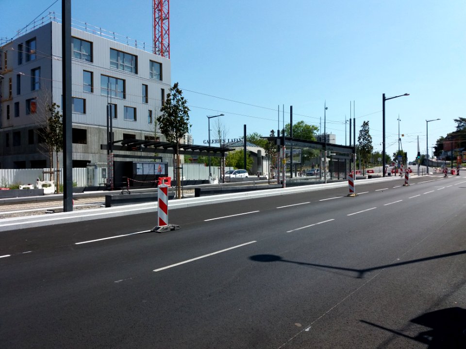 Lyon 8e - Avenue Jean Mermoz, arrêt du tramway T6 - Mermoz - Pinel