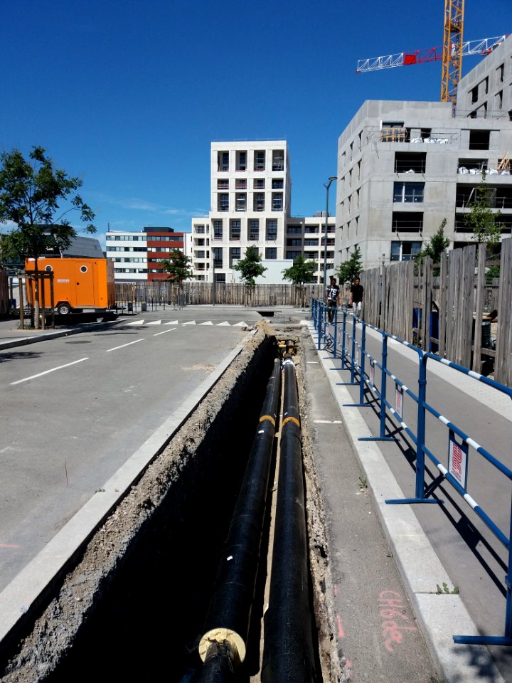 Lyon 7e - Rue Simone de Beauvoir, tranchée pour le chauffage urbain, en arrivant rue des Girondins