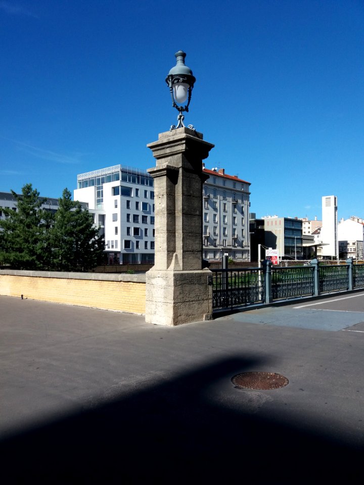 Lyon 8e - Allée Hannah Arendt, colonne-lampadaire
