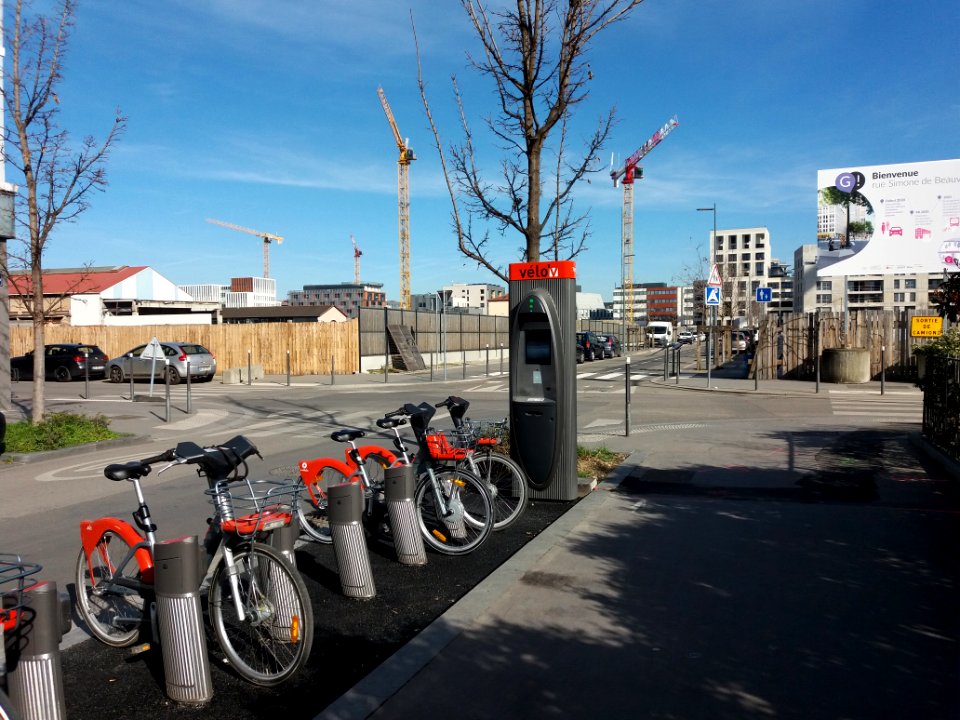 Lyon 7e - Rue Simone de Beauvoir, station Velo'v 7017, après ouverture