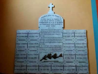 Lyon 8e - Église Notre-Dame de Saint Alban, monument aux morts